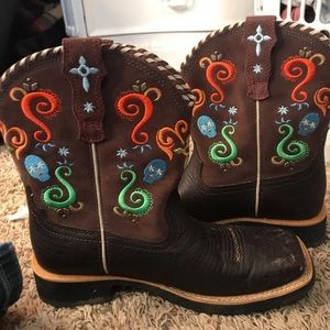 Size 8.5 ariat cowboy boots!!